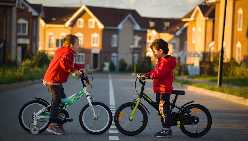 CÓMO ENSEÑAR A UN NIÑO A MONTAR EN BICI SIN RUEDINES