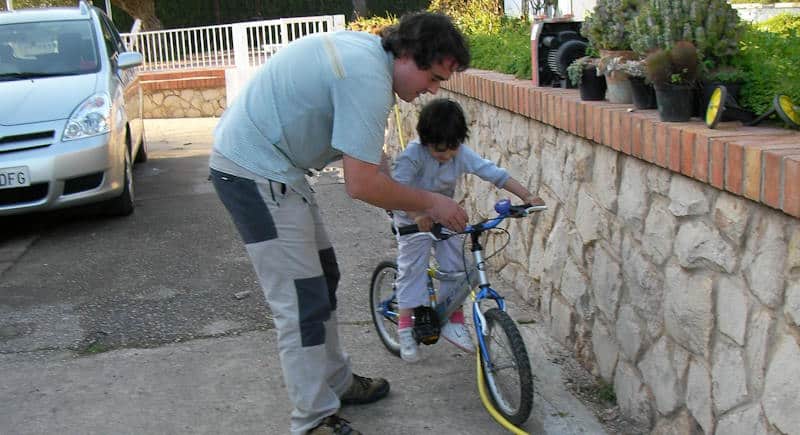 como enseñar a montar en bicicleta