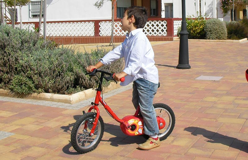 enseñar a los niños en bici