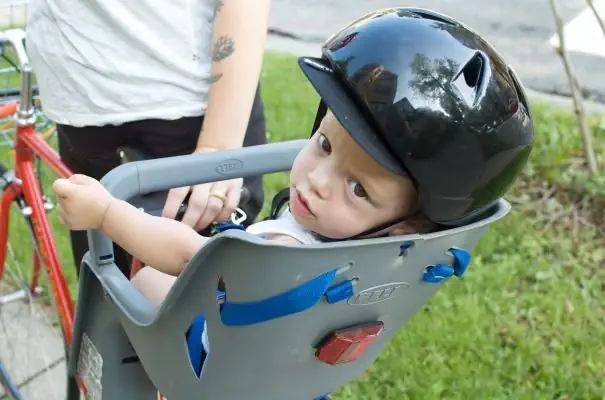 básico llevar siempre casco en la silla bicicleta niño