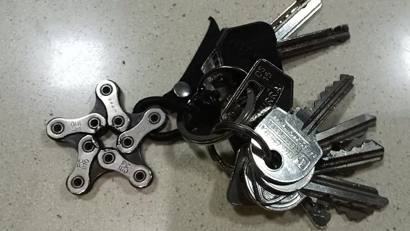 mi llavero con piezas de bicicleta